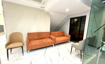 The Riski Hotel at Bangphlat Station