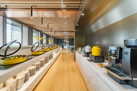 Shanghai Pudong Caolu Subway Atour Hotel Отели рядом с достопримечательностью «Shanghai Di'er Gongye University»