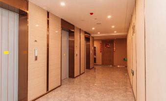 Strawberry E-sports Hotel (Xinxiang Baolong Plaza Branch)