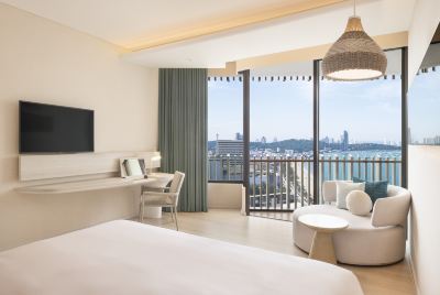 デラックスオーシャンビュールーム(キング) ヒルトン パタヤの写真