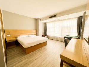 Tongbaiyun Hotel (Suqian Hongzehu East Road Sunshine 100 Shop)