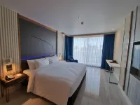 Pattaya Discovery Beach Hotel - balcony