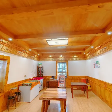 Sangdun Longzhu Homestay (Zhonglu Tibetan Village)