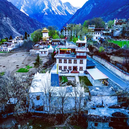 Sangdun Longzhu Homestay (Zhonglu Tibetan Village)
