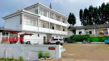 Hongtu Qiufeng Inn Отели рядом с достопримечательностью «Dongchuan Red Land»