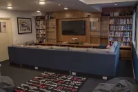 Adventure Q2 Hostel - Hostels