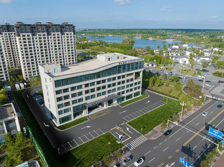 Atour Hotel Tonghua Meihekou Hailonghu Отели рядом с достопримечательностью «Meihekoushi Zhangbai Mountain Botanical Garden»