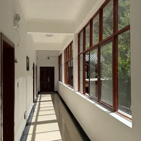 Deqin Yanmen Xiang Qianshan Courtyard