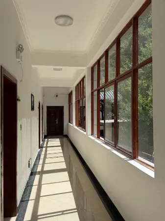 Deqin Yanmen Xiang Qianshan Courtyard