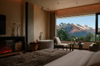 KIOWLAN Retreat · Golden Sunrise Snow Mountain Manor - Kitchens