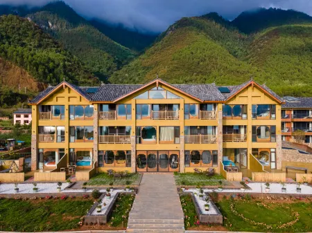 Huasu Shuishe View Inn Отели рядом с достопримечательностью «Lugu Lake Viewing Platform»
