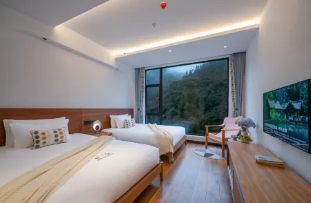 Songyun jian Holiday Hotel (Mount Huang Scenic Area) Отели рядом с достопримечательностью «The Guest-Greeting Pine»