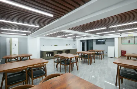 Fengshang Hotel (Shijiazhuang City Economic Vocational College East Campus) Отели в г. Вуцзи