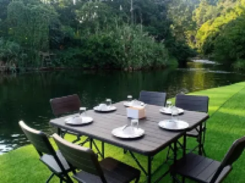 เขาสก เรนฟอเรส รีสอร์ท โรงแรมในอำเภอ พนม