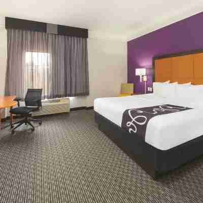 La Quinta Inn & Suites by Wyndham Univ Area Chapel Hill Rooms