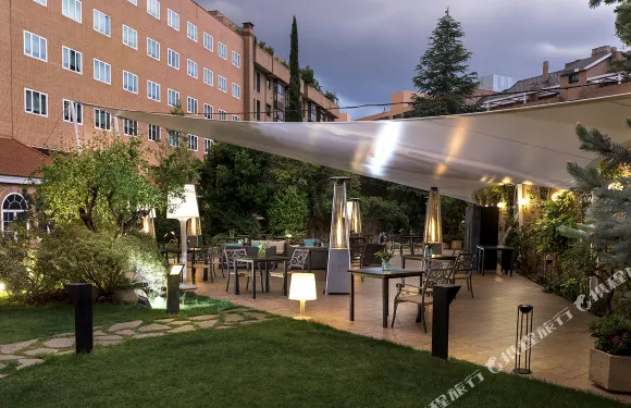 拉斐爾阿託查酒店