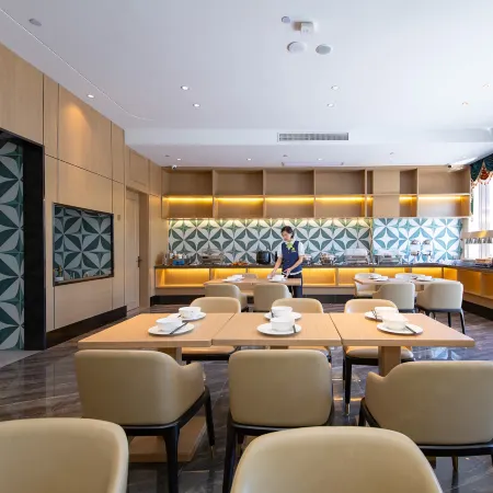 Vienna 3 Best Hotel (Yangxin High-Speed Railway Station Guanggu Square)