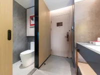 Fupeng Holiday Hotel (Shunde Happy Coast PLUS, Daliang Yueran Plaza Branch) Hotels near Jiaxin City Square