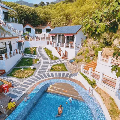 Shiyue Shanman Garden Hot Spring Resort Hotel Hotel dekat Tembok Cina (Mu Tian Yu)