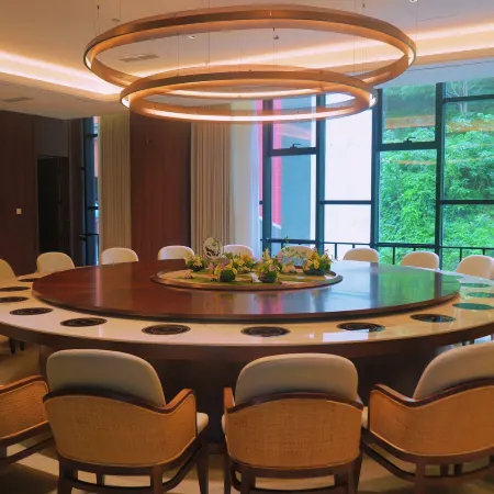 Baoxing Jiajinshan Hotel