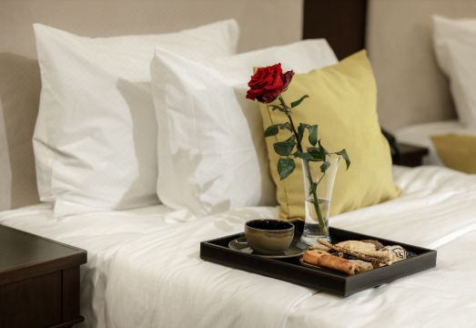 GoldenEye Hotel & Casino의 킹사이즈 침대가 있는 객실 내부