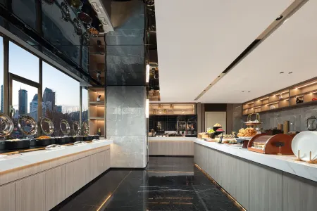 ATOUR Hotel Urumqi People's Square South Gate Subway Station Отели рядом с достопримечательностью «Xinjiang University Gymnasium»