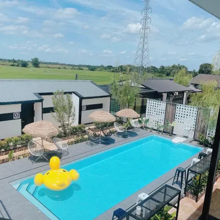 Penguin Villa Resort & Bistro Отели рядом с достопримечательностью «Wat Chong Lom»