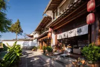 The translation would be: Pumi Hepanshan She Inn (Tengchong Heshun Branch) - ที่มีบาร์