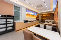 Korla Crystal Zhenpin Hotel (People's Square Peacock River) - พร้อมอาหารเช้า