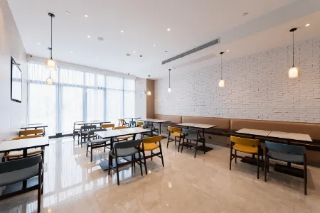 HanTing Premium Hotel (Changzhou Hengshanqiao East Bus Station) Отели рядом со станцией Qishuyan Railway Station