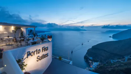 Porto Fira Suites Отели рядом с достопримечательностью «Тира»