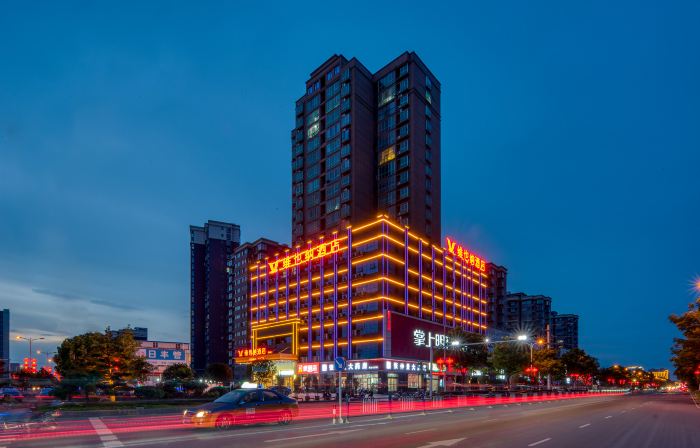 Vienna Hotel (Luoshan)