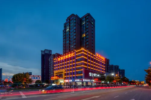 Vienna Hotel (Luoshan) فنادق في لوى شان