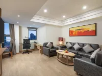 Holiday Inn SHANGHAI HONGQIAO CENTRAL by IHG（Loushanguan Road Metro Station Branch） Hotels near Changning