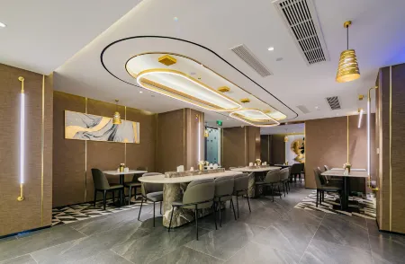 Homeinn Plus Hotel (Chengdu Longquanyi Duzhong Road Aerospace City) Отели рядом с достопримечательностью «CPC Chengdu Longquanyi District Committee Party School»