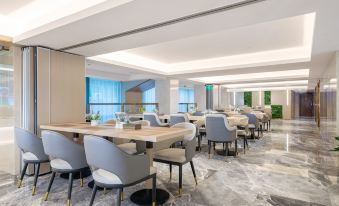 There is a restaurant with spacious tables and chairs located in the center, along with additional rooms for other purposes at Li Feng Hotel (Shenzhen Bao'an Center)