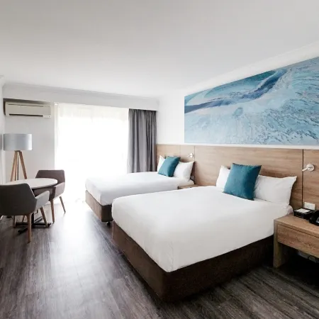 Novotel Cairns Oasis Resort Отели рядом с достопримечательностью «Graft "N" Arts»