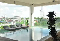 Golden Tulip Pontianak - Pool