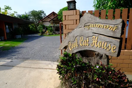 Cool Cat House Отели в г. Bueng Sam Phan