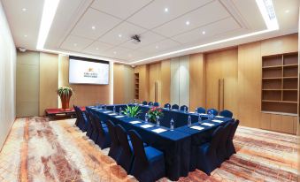 GEM Hotel (Xinyang Xi County Longhu Central City Wuyi Road)