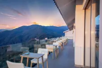 Cloud Built Banshan Pond Scene Hotel