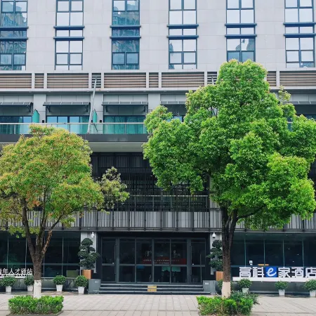 e home hotel Отели рядом с достопримечательностью «Площадь Звездного Флота»