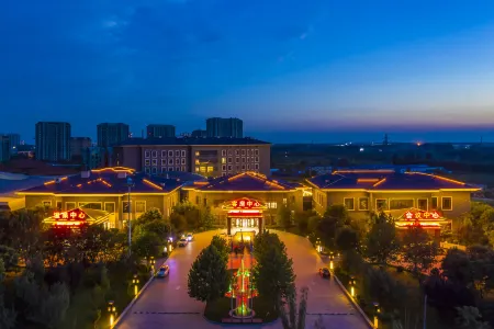 Xiong'an Meiquan World Holiday hotel Отели рядом с достопримечательностью «Songliao Bianguan Gu Tunnel»