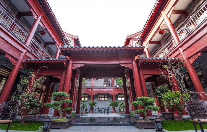 Sheqi Dongming Inn