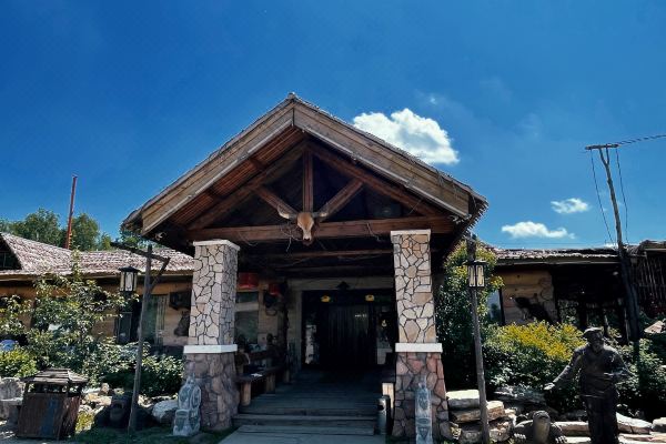 长白山原始部落度假酒店