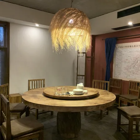 Qinyuan old locust tree home stay
