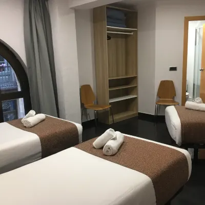 Hostal Levante Hotels near Ramblas