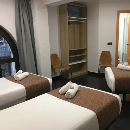 Hostal Levante Отели рядом с достопримечательностью «Старый город»