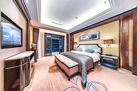 River & Holiday Maple Hotel Отели рядом с достопримечательностью «Daning River Ancient Plank Road Relic Site»