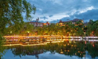 Gilleteng Shangri-La Hotel (Dukezong Ancient City Longtan North Road)
